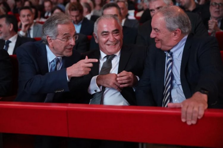 Past PM Karamanlis-Samaras: Νέο τετ α τετ Καραμανλή - Σαμαρά με πειράγματα στα βραβεία του Επαγγελματικού Επιμελητηρίου