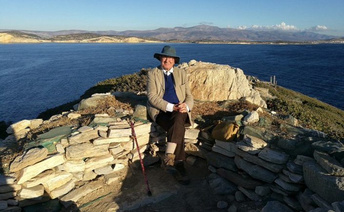 Notable Death: Ψήφισμα της Εταιρείας Κυκλαδικών Μελετών για τον θάνατο του αρχαιολόγου Colin Renfrew, σπουδαίου μελετητή του κυκλαδικού πολιτισμού