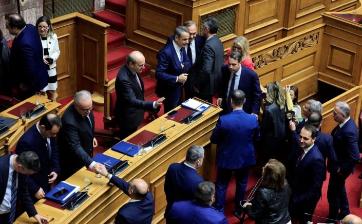 Adoption Budget 2025: Χαμόγελα αλλά και αμφιβολίες