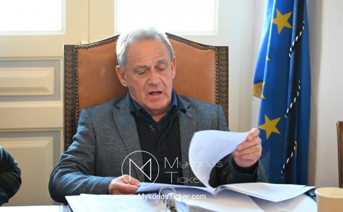 X. Bερώνης: Ο ρέκορντμαν των απευθείας αναθέσεων τολμά να σχολιάζει την αύξηση αναθέσεων που έφερε η κατάργηση των Νομικών Προσώπων και των Σχολικών Επιτροπών
