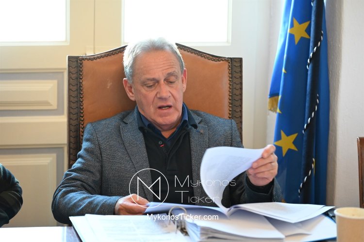 X. Bερώνης: Ο ρέκορντμαν των απευθείας αναθέσεων τολμά να σχολιάζει την αύξηση αναθέσεων που έφερε η κατάργηση των Νομικών Προσώπων και των Σχολικών Επιτροπών