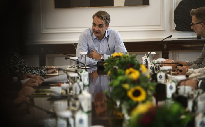 Political Development: Η διπλή στρατηγική της κυβέρνησης!! Γιατί εξαπολύει βέλη στο ΠΑΣΟΚ και πως απαντά στην πίεση εκ δεξιών!!