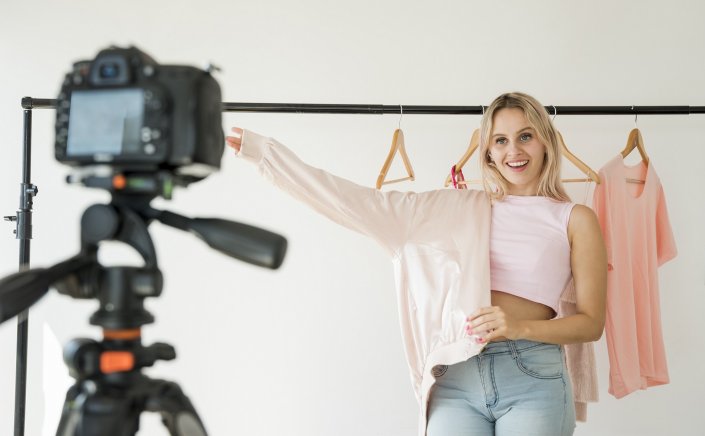 What is Live Shopping: Τι είναι το Live Shopping που… ζωντανεύει στην Ελλάδα; Γιατί φέρνει την επανάσταση στα e-shop; Τα οφέλη, πώς να το κάνετε κι εσείς