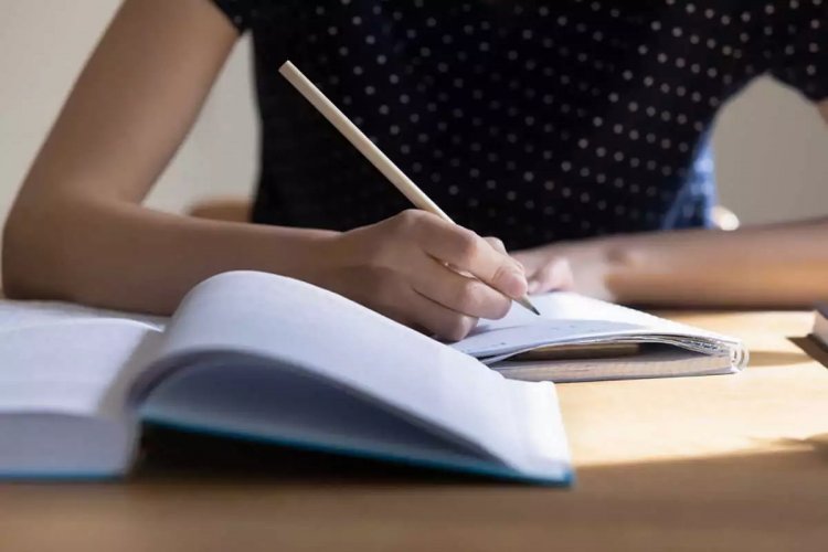 Panhellenic Exams: Οι Πανελλήνιες είναι εδώ και μένουν!! Μητσοτάκης ακυρώνει Μητσοτάκη για το Εθνικό Απολυτήριο!!