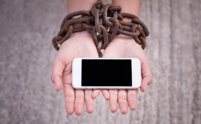 Phone Free February: Σπάστε τα δεσμά!! Γιατί η πρωτοβουλία «Φεβρουάριος χωρίς τηλέφωνο» θα βελτιώσει την υγεία σας, και πώς θα «απεξαρτηθείτε»!!