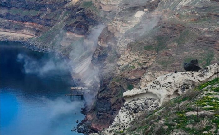 Earthquake in Santorini: Κατολισθήσεις στη Σαντορίνη λόγω των συνεχών σεισμών - Videos από τον όρμο του Αθηνιού