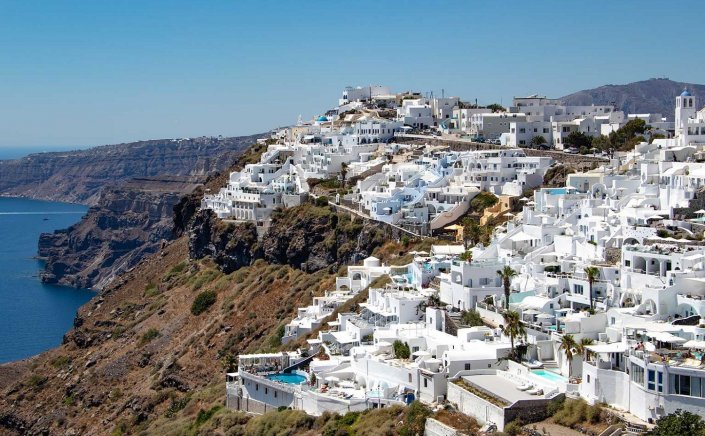 Santorini investments: Πώς ξεφύτρωσαν 5αστερα ξενοδοχεία εν μέσω αναστολής οικοδομικών αδειών