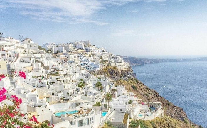 Environment Min: Πού «κρύβονται» τα αυθαίρετα της Μυκόνου και της Σαντορίνης