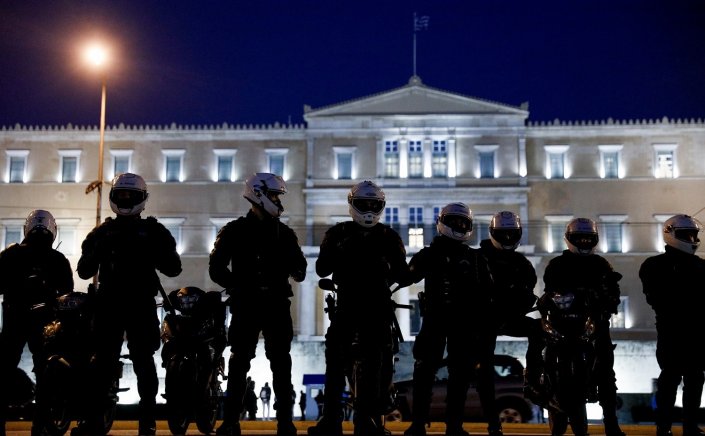 Protests to Demand Justice for Tempi: «Δίχτυ προστασίας» στη Βουλή κατά την συγκέντρωση για τα Τέμπη - Αστυνομικοί με πολιτικά, drones και θωρακισμένα της ΕΛΑΣ