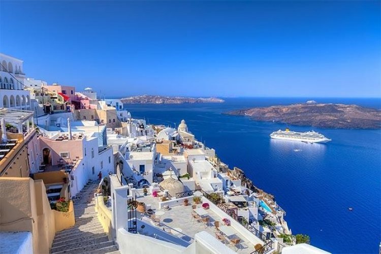Tourism Season 2025: Πώς εξελίσσονται οι κρατήσεις τη φετινή σεζόν - Το μήνυμα της ΤUI και η Σαντορίνη 