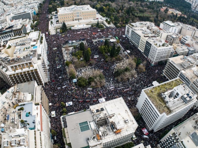 Gathering for the Tempi: Οι πολίτες «βούλιαξαν» τις πλατείες σε Ελλάδα & Εξωτερικό!! Οι αλήτες αμαύρωσαν την εικόνα [Videos, Pics]