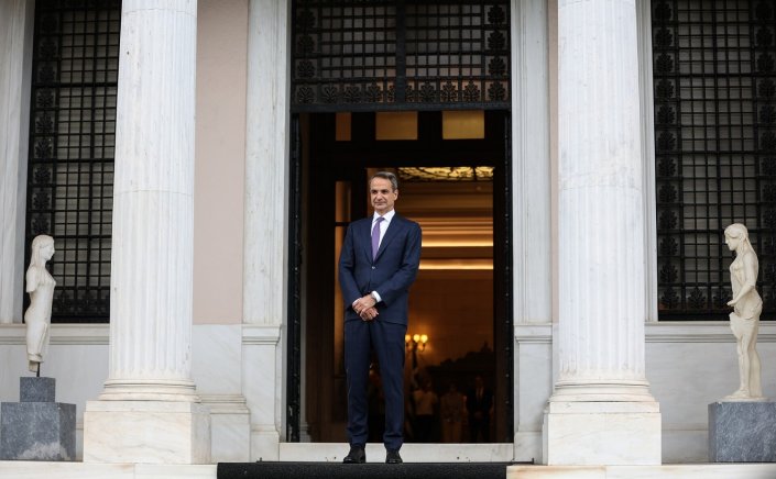 PM Mitsotakis: «Η κατάρα της τρίτης τετραετίας» και η -ψύχραιμη- παρέμβαση Παπαχελά