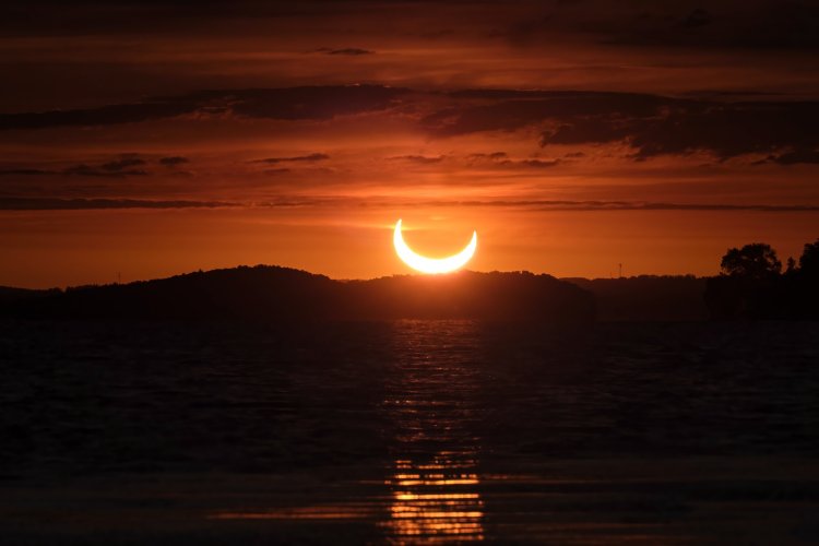 Partial solar eclipse tomorrow: Μην χάσετε τη μερική έκλειψη ηλίου αύριο - Πού, πότε και πώς θα τη δείτε