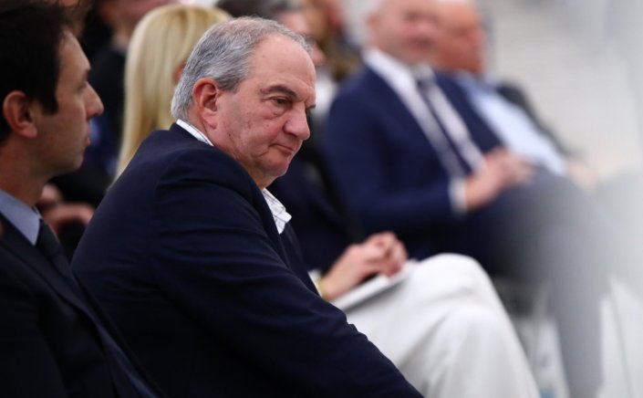Past PM Karamanlis: Γιατί ο Καραμανλής δεν παρεμβαίνει πλέον στην επικαιρότητα;