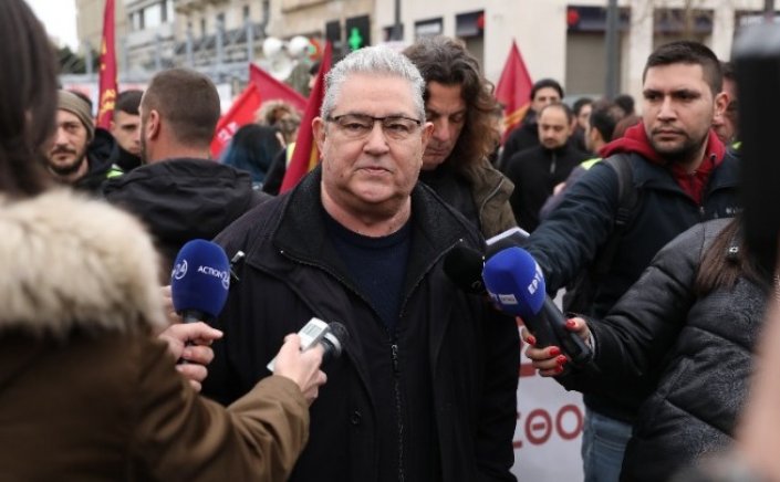 KKE Leader Koutsoubas: Ο λαός βροντοφωνάζει «καμία θυσία για τα κέρδη των λίγων, για την πολεμική οικονομία και τους δασμούς τους» [Video]