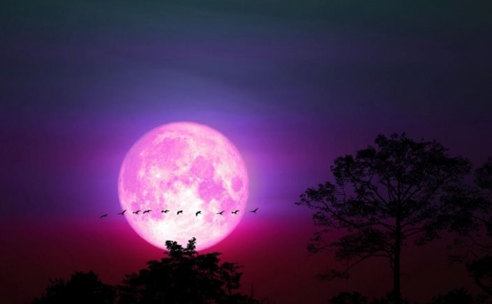 Full Moon: Το μεγαλύτερο φεγγάρι του 2020 σήμερα, λόγω της νέας «Πασχαλινής» υπερπανσελήνου