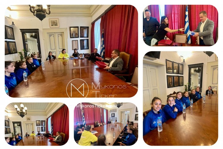 O Xpήστos Bεpώvηs υποδέχθηκε και συνεχάρη τις διακριθείσες αθλήτριες του Mykonos Junior της Α.Ε Μυκόνου