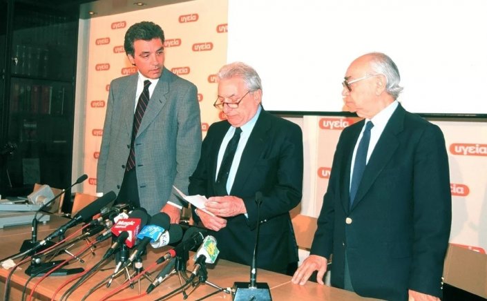 Notable Death: Η συγκλονιστική στιγμή!! Όταν ο Πέτρος Μολυβιάτης δακρυσμένος ανακοίνωσε τον θάνατο του Κωνσταντίνου Καραμανλή * «Ο Πρόεδρος εξέπνευσε» [Video]