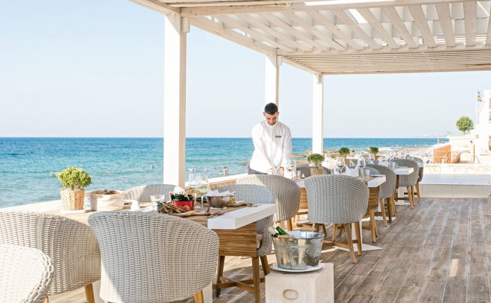 Hospitality & Tourism jobs: «Ζητούνται επειγόντως χέρια»!! 80.000 κενές θέσεις στον Τουρισμό λίγο πριν την κορύφωση της σεζόν [Guardian]