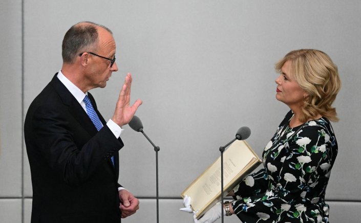 Murch sworn in as chancellor: Ορκίστηκε καγκελάριος ο Μερτς, μετά το θρίλερ των ψηφοφοριών - Οι πρώτες του κινήσεις ως επικεφαλής κυβέρνησης