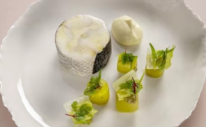 Cœur de Celtuce Glacé, Mousse à l’huile d’olive, Bar de Ligne étuvé