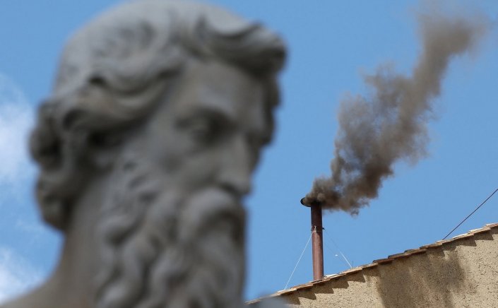 Again black smoke from the Sistine Chapel: Mαύρος καπνός ακόμη μια φορά, δεν εξελέγη νέος Πάπας – Αγωνία για την ανάδειξή του εντός της ημέρας
