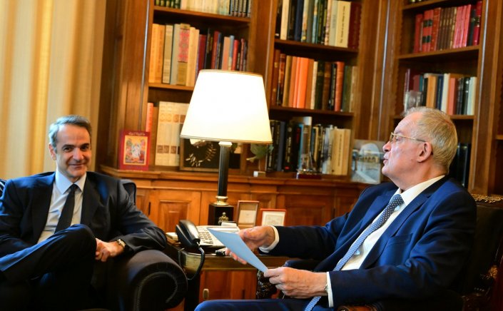 PM Mitsotakis: «Είναι δείγμα ωρίμανσης» η άρση μονιμότητας στο Δημόσιο, κατά την συνάντηση Τασούλα - Μητσοτάκη