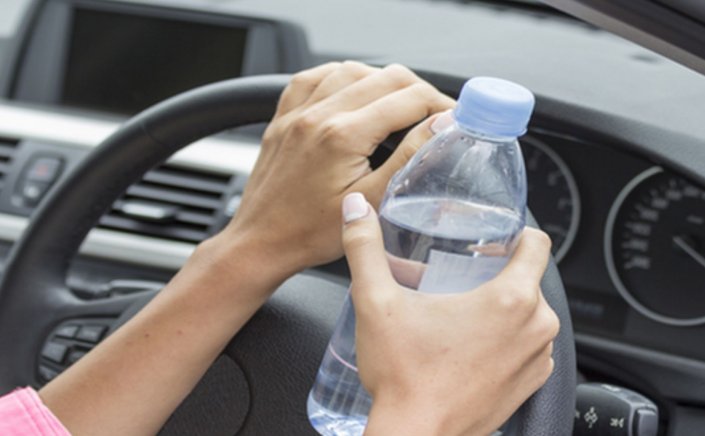 Hot car & bottled water: Ένα πλαστικό μπουκάλι νερό μέσα στο αυτοκίνητο το καλοκαίρι, είναι επικίνδυνο!!