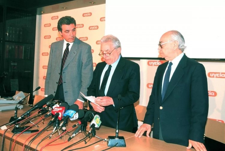 Notable Death: Η συγκλονιστική στιγμή!! Όταν ο Πέτρος Μολυβιάτης δακρυσμένος ανακοίνωσε τον θάνατο του Κωνσταντίνου Καραμανλή * «Ο Πρόεδρος εξέπνευσε» [Video]