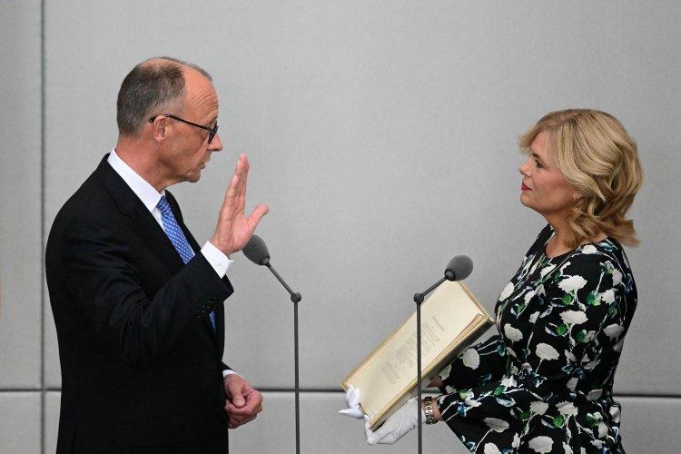 Murch sworn in as chancellor: Ορκίστηκε καγκελάριος ο Μερτς, μετά το θρίλερ των ψηφοφοριών - Οι πρώτες του κινήσεις ως επικεφαλής κυβέρνησης