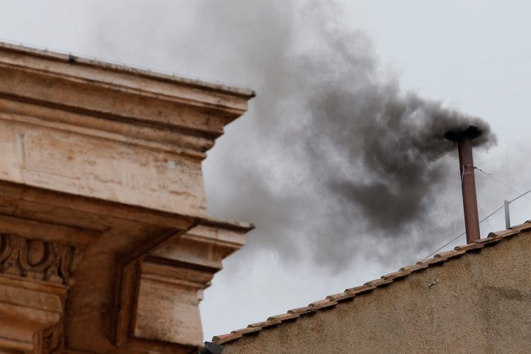 Black smoke from the Sistine Chapel: Μαύρος καπνός από την Καπέλα Σιξτίνα - Άκαρπη η πρώτη ψηφοφορία για την εκλογή Πάπα