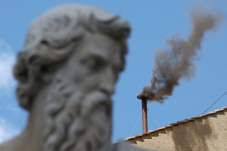 Again black smoke from the Sistine Chapel: Mαύρος καπνός ακόμη μια φορά, δεν εξελέγη νέος Πάπας – Αγωνία για την ανάδειξή του εντός της ημέρας