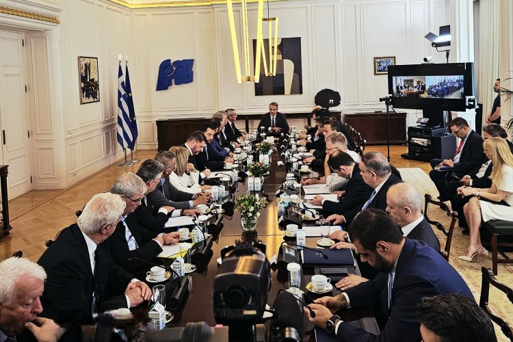Mitsotakis' meeting with Regional Governors: Με τους 13 Περιφερειάρχες ο Μητσοτάκης στο Μαξίμου - Στο επίκεντρο η επέκταση Οικισμών &  η προώθηση των Περιφερειακών Σχεδίων Ανάπτυξης