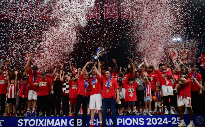 Η «ερυθρόλευκη» φιέστα και η απονομή του τίτλου στον πρωταθλητή Ολυμπιακό στο ΣΕΦ! [pics]