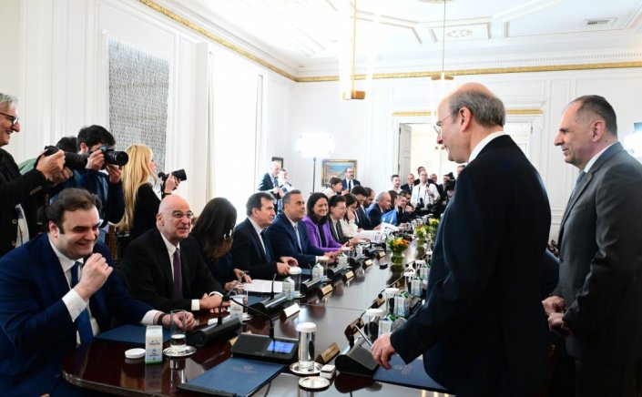 Gov & Political Affairs: Το «γαλάζιο» app για αξιολόγηση Υπουργών