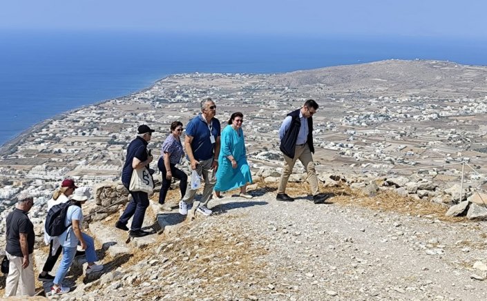 Ancient Sites of Santorini: Αυτοψίες της Λ. Μενδώνη στους αρχαιολογικούς χώρους της Αρχαίας Θήρας και του Ακρωτηρίου Σαντορίνης