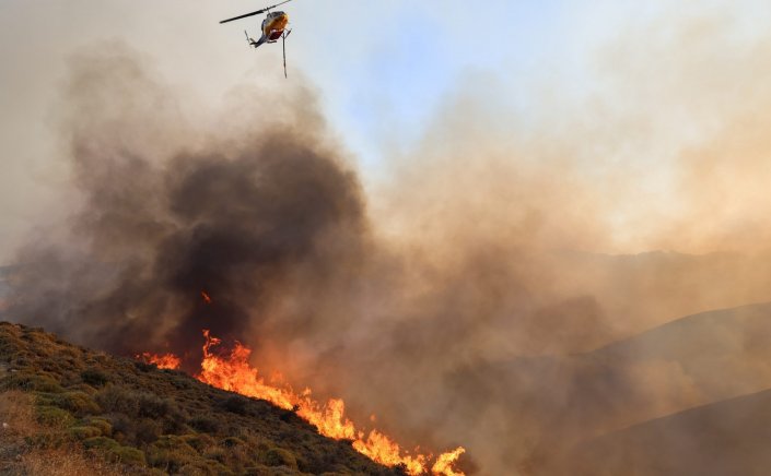 Chios wildfire: Με 90 πυροσβέστες ενισχύονται οι δυνάμεις πυρόσβεσης – Σε κατάσταση έκτακτης ανάγκης το νησί – Ζημιές σε καλλιέργειες, σπίτια και υποδομές