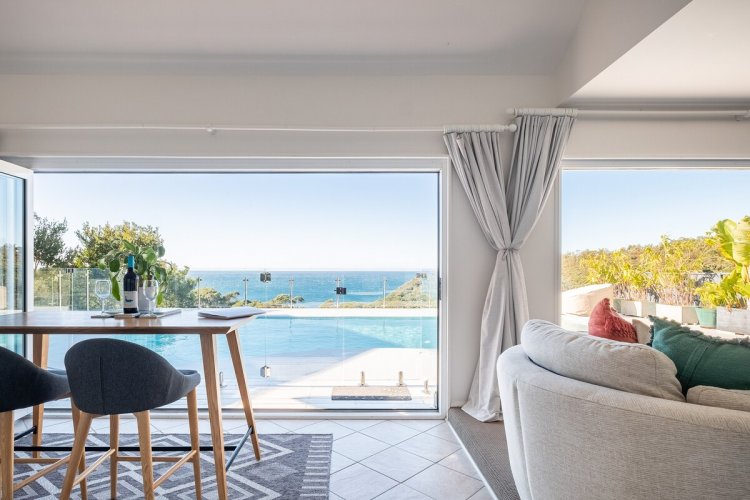 Tourism Season 2025 -  ΙΤΕΠ: Διψήφια αύξηση τιμών στα ξενοδοχεία, οριακή πτώση πληρότητας τον Απρίλιο