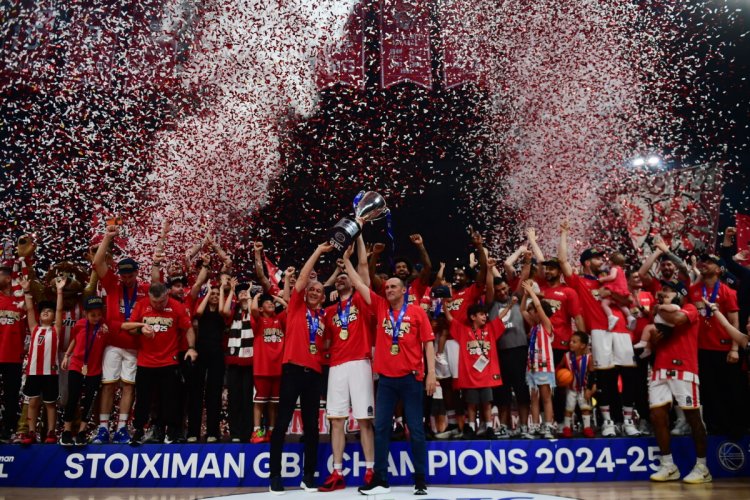 Η «ερυθρόλευκη» φιέστα και η απονομή του τίτλου στον πρωταθλητή Ολυμπιακό στο ΣΕΦ! [pics]