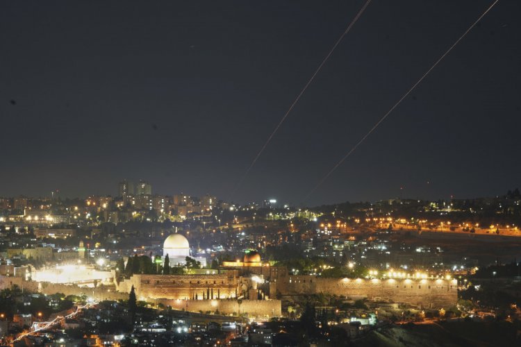 Iranian Ballistic Missiles Hit Tel Aviv: Μαζική πυραυλική επίθεση του Ιράν στο Ισραήλ, εκρήξεις σε Ιερουσαλήμ και Τελ Αβίβ [LIVE όλες οι εξελίξεις]