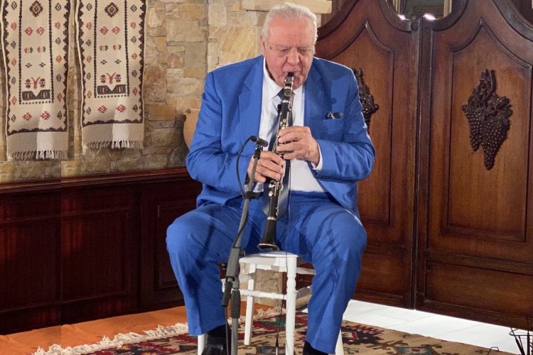 Notable Death: Σίγησε για πάντα το θρυλικό κλαρίνο του Πετρολούκα Χαλκιά.... πέρασε σήμερα στην αιωνιότητα....