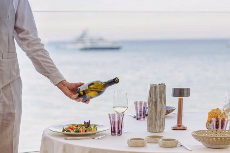 Labour Inspection‎: Στο στόχαστρο της Επιθεώρησης Εργασίας Τουρισμός, Εστίαση, Ταχυμεταφορές!!