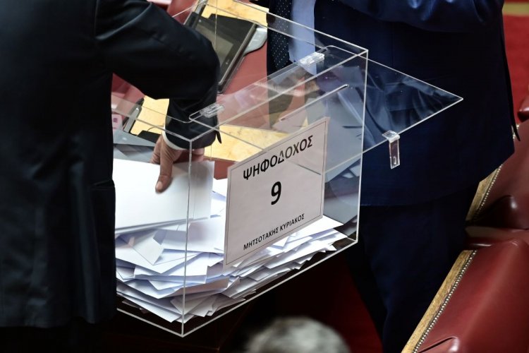 Parliamentary clash over Tempi tragedy: Μετά την παραπομπή Καραμανλή