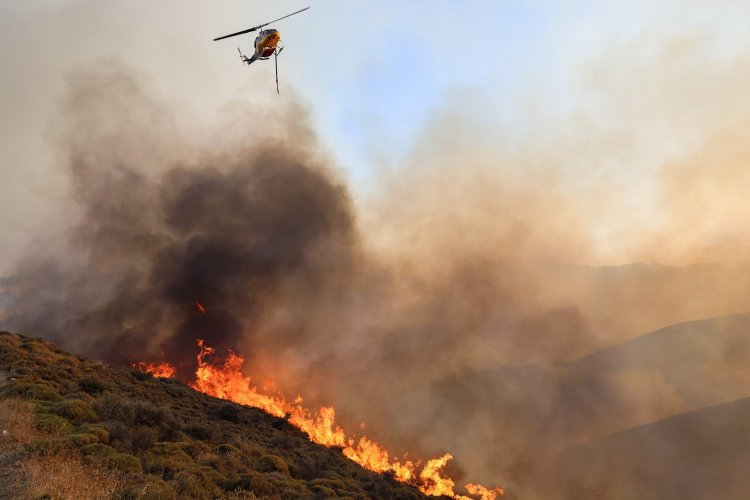 Chios wildfire: Με 90 πυροσβέστες ενισχύονται οι δυνάμεις πυρόσβεσης – Σε κατάσταση έκτακτης ανάγκης το νησί – Ζημιές σε καλλιέργειες, σπίτια και υποδομές