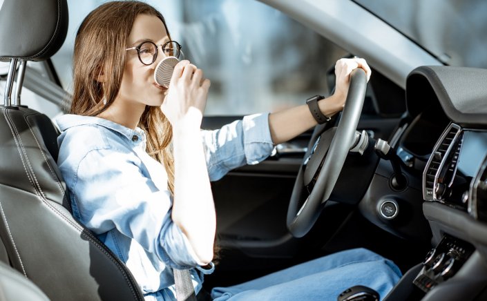 Road Traffic Code: Οδηγείς και πίνεις καφέ; Πρόστιμο 100 ευρώ και αφαίρεση διπλώματος για 30 ημέρες!!