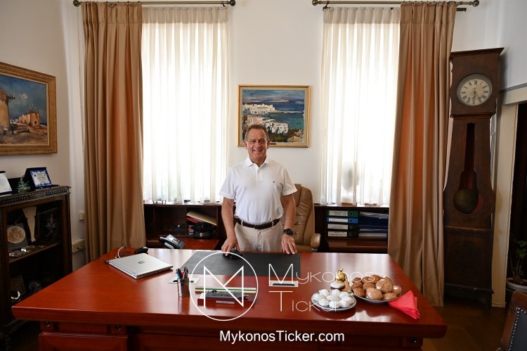 Xpήστos Bεpώvηs: Κανένας δεν δικαιούται να λοιδορεί, ως viral αφήγημα εύκολων views, την Μύκονο που μοχθεί να σταθεί στο ύψος των προσδοκιών που δημιουργεί το διεθνές της brand