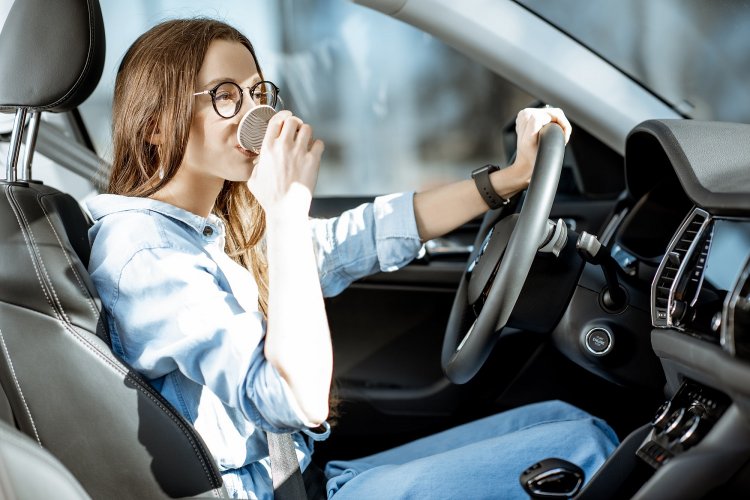 Road Traffic Code: Οδηγείς και πίνεις καφέ; Πρόστιμο 100 ευρώ και αφαίρεση διπλώματος για 30 ημέρες!!