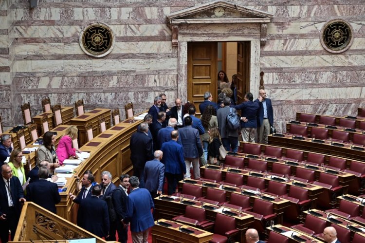 Behind The Scenes: Ο αιφνιδιασμός που κάηκε και ο κίνδυνος της κυβερνητικής φθοράς…