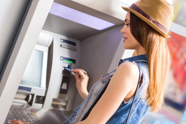 No fees from today for withdrawals from the ATMs of Greek banks