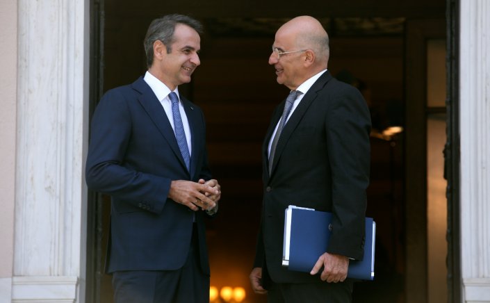 Behind The Scenes: Η επικοινωνιακή παγίδα του Μητσοτάκη στον Δένδια, οι προσπάθειες του Μαξίμου να ηρεμήσει ο Βορίδης και ο Τσίπρας που θέλει να μοιάσει στην Καρυστιανού